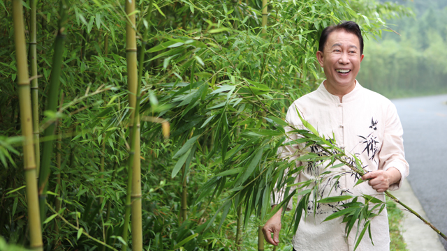 Martin Yan discovers bamboo in Panda Dujiangyan park